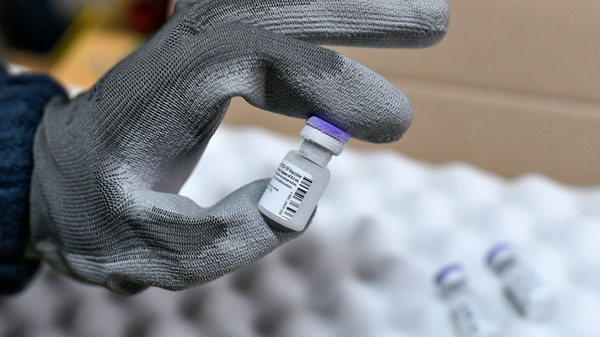 Zmrzlé vakcíny se daly do pohybu, Evropa spustila operaci Očkování